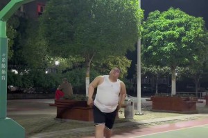 野球场“肚腩特”！这位大哥的球技能秒杀多少吧友？