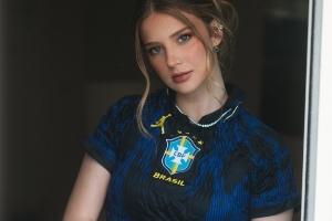 世界杯社交场：马丁内利女友展现绝美气质，胡梅尔斯女友看台成焦点