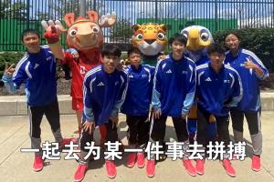 六名中国护旗少年在世界杯决赛赛场亮相，成就了他们儿时的足球梦想