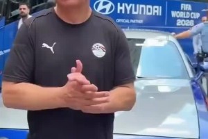 心有不甘！埃及主教练眼含热泪率领全队在酒店外感谢球迷的支持