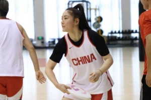 独特热身法！中国女篮以飞盘热身，全面提升预判、反应、专注与协作