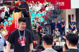 两米高的人发了个三米高的