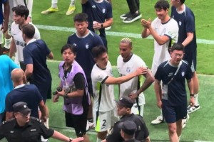 口吐芬芳！实拍：武汉三镇跟队摄影师疑似与工体国安球迷发生口角