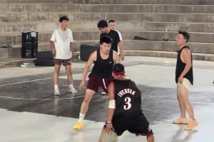 野球场艾弗森！有一说一，这动作学的是真像啊！