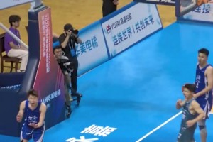 这还摊手？业余篮球赛这哥们走步这么明显 居然不服判罚