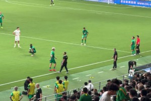 不满！实拍：杨立瑜被换下时，工体国安球迷嘘声四起