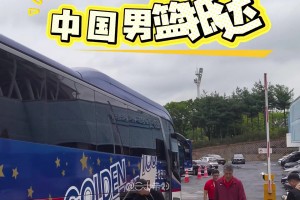 即将迎来生死战！中国男篮抵达球馆进场，每人看上去都很严肃