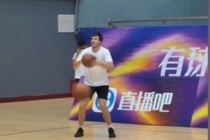 全网热议！湖人里夫斯中国行中投神准，17球引爆球迷圈
