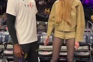 这身材简直顶级啊！库里的大长腿教妹布林克此前与詹姆斯合影！