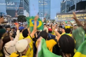 巴西球迷“占领”东京在街头欢快庆祝，日本球迷甚至也加入其中