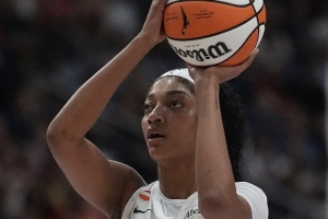WNBA强强对决！梦想女神里斯虽抢板冠绝，但对位劣势难敌神秘人
