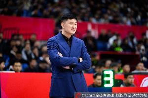 苏群指出，杜锋目前主要精力投入于粤BA赛事，该比赛在广东省备受重视