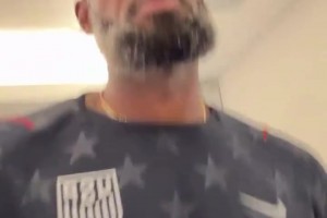 支持国家队！詹姆斯身穿美国男足队服为世界杯加油
