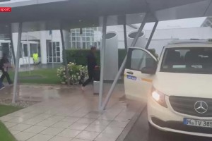 冷清！德国队在瓢泼大雨中回到慕尼黑
