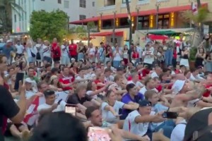 实拍：英格兰球迷街头大型整活！集体坐地模仿挪威划船！