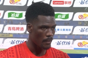 让·克劳德:我能踢多个位置,中卫也在其中,红牌几乎结束了比赛