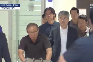 接机变抗议现场！洪明甫凌晨4点抵达韩国遭大批球迷围堵和怒斥