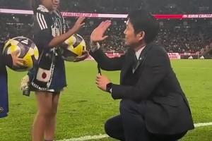 去年率领日本队历史首胜巴西，森保一赛后给小球迷签名合影
