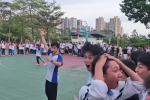 简直炸裂！中学班赛惊现后场超远神仙三分绝杀！这球能吹一辈子！