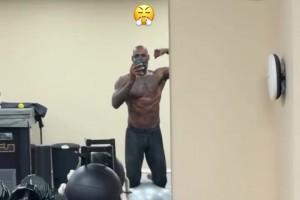 肌肉猛男老詹健身房晒自拍