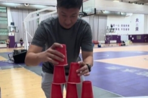 北控男篮课间竞速，谁最快叠杯子？三点揭秘取胜秘诀