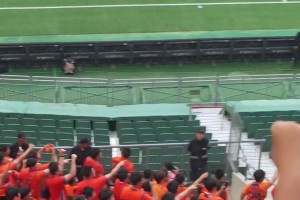 火药味！实拍：京鲁德比赛前，泰山球迷朝国安球迷高喊“6-0”