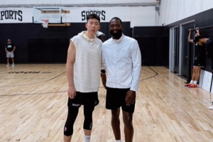 全网热议！段昂君与韦德合照引球迷沸腾，下赛季能否化身青岛闪电侠？