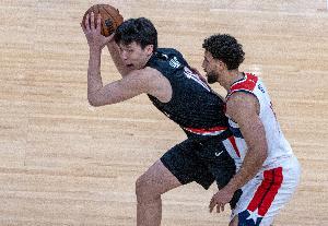 杨瀚森在NBA需多控球以展现个人能力，弱点易受关注