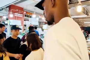 入乡随俗！巴特勒逛菜市场品尝中国美食