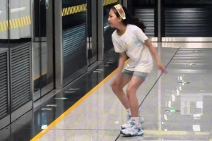 平时没少打球！小妹妹等地铁 莫名其妙来一个空气投篮