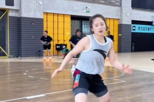 谁能拒绝得了又帅又美又会打篮球的妹子呢