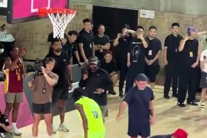 莫兰特此前活动上尝试飞跃人扣篮 险些致敬库里地滑之秀
