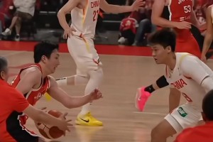 名场面！上次中国男篮对阵日本，郭士强在场边“抢断”富永启生