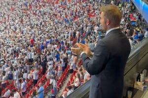 英格兰无缘决赛，贝克汉姆赛后起立鼓掌显落寞