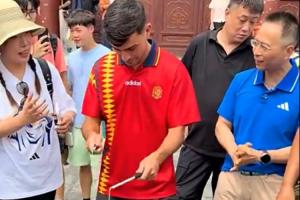 佩德里中国之旅玩空竹，詹俊现场解说精彩瞬间