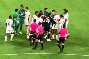情绪激动！实拍：北京国安vs武汉三镇赛后，双方疑似发生小摩擦