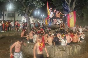 哀悼：西班牙国内欢庆世界杯胜利时喷泉崩塌 致1名13岁少年遇难