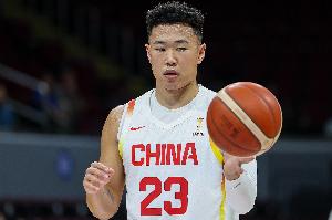 贺希宁表现惊人，18投9中，三分球4投4中，狂砍25分5篮板6助攻