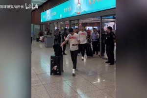 杨瀚森领衔中国男篮抵达沈阳机场，备战世界杯预选赛。