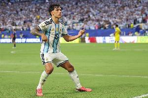 阿根廷险胜晋级,成为本世纪第三位世界杯16强卫冕冠军