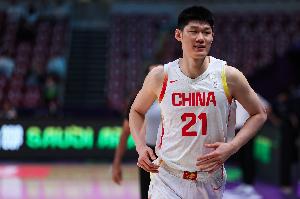 中国男篮篮板优势显著 全队揽下35个篮板胡金秋抢7板 对手仅得18个篮板