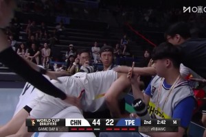 无惧受伤风险！杨瀚森飞身救球撞翻广告板，真的很拼啊！