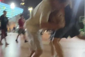 野球场路人打球太脏，大叔气出脏话！真要变成“格斗篮球”？