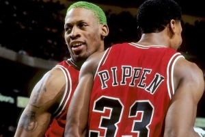 NBA名嘴夏普点评：皮蓬与詹姆斯强强对决，谁更胜一筹？