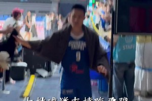 赛后，陈盈骏受到球迷的欢呼。听到有小朋友，他马上回头去签名..