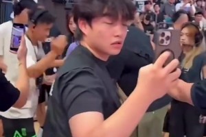 球迷放话能防住欧文，当即被欧文点名对位打单挑