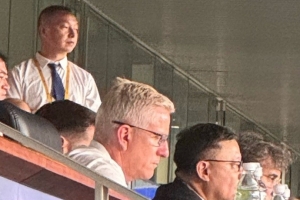 名流云集！曼城高层索里亚诺与维亚纳亲临新鹏城赛事现场