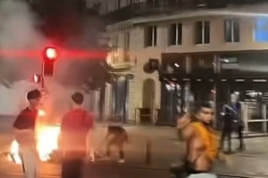 太阳报：法国多地骚乱爆发，世界杯半决赛出局引发