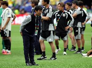 日本队被巴西淘汰，森保一及球员赛后鞠躬致歉，向远征球迷道歉