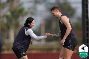 强将交锋！光州FC与富川FC赛后勇救火场，球员英勇行为引关注